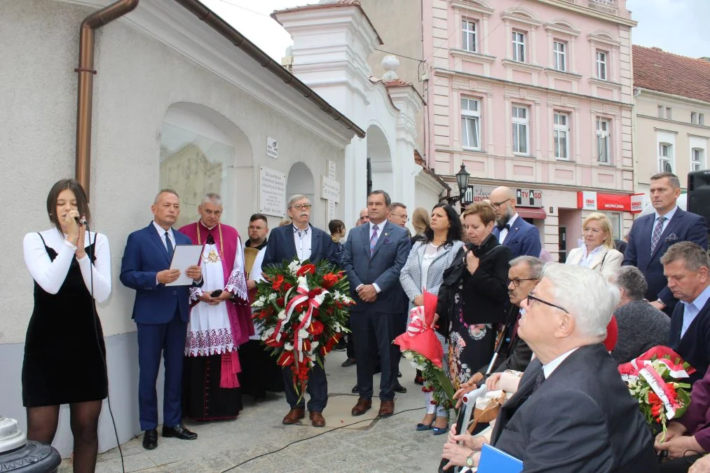 Jarocin. Odsłonięcie tablicy poświęconej kolporterom gazety konspiracyjnej "Dla Ciebie, Polsko" i koncert patriotyczny w JOK-u