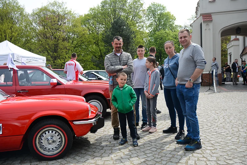 Wystawa zabytkowych pojazdów w Jarocinie z okazji Święta Flagi