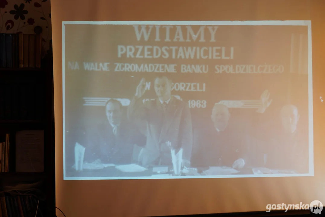 Miłośnicy starych fotografii w pogorzelskiej bibliotece