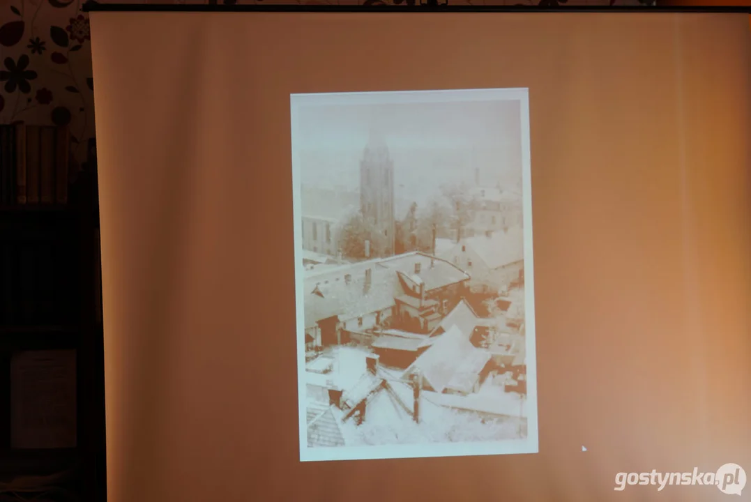 Miłośnicy starych fotografii w pogorzelskiej bibliotece