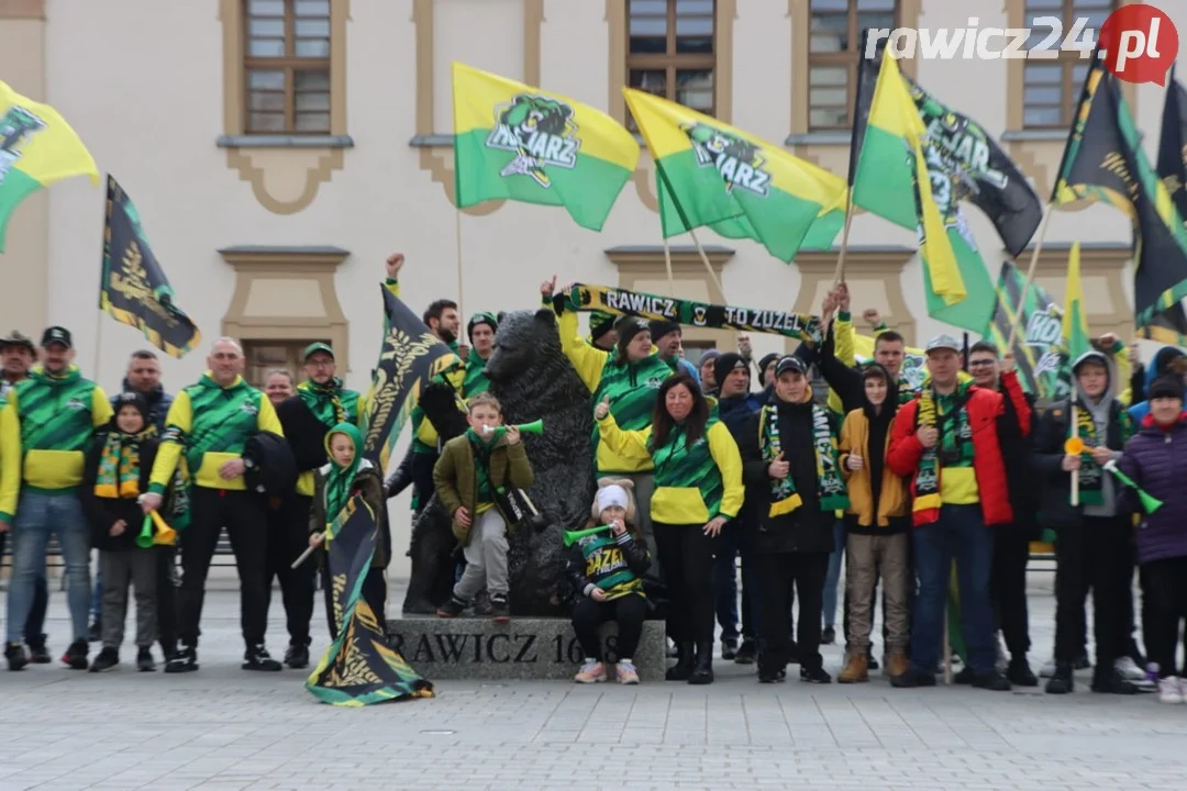 Kibice Kolejarza przeszli ulicami miasta.