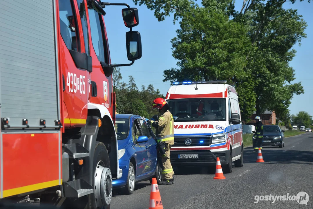 Kolizja na drodze powiatowej w Lipiu (gm. Piaski). Przewrócony samochód w polu