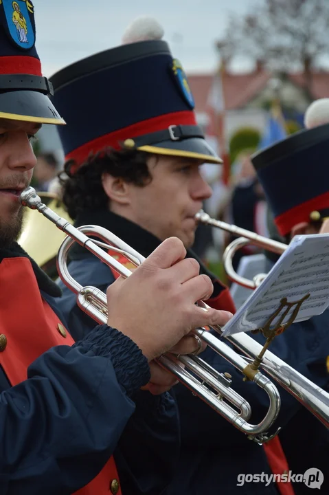 Przemarsz i uroczystości na cmentarzu w dniu 11 listopada w Krobi