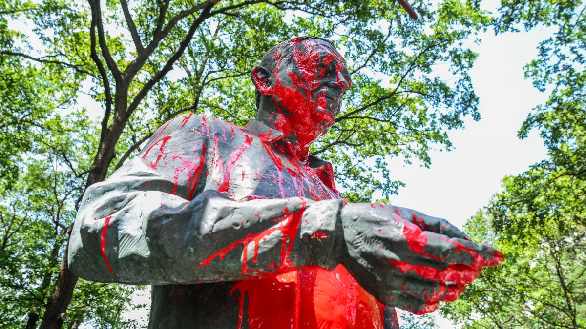 Burmistrz Jarocina z rzeźbiarzem wyczyszczą oblany czerwoną farbą pomnik prof. Jana Szyszko [ZDJĘCIA] - Zdjęcie główne