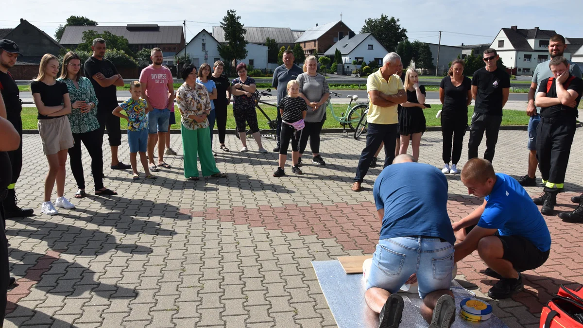 Spotkanie edukacyjno-prezentacyjne w remizie OSP Kromolice - jak używać defibrylatora?