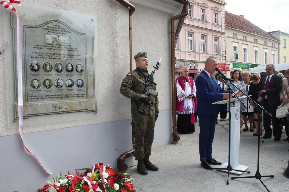 Jarocin. Odsłonięcie tablicy poświęconej kolporterom gazety konspiracyjnej "Dla Ciebie, Polsko" i koncert patriotyczny w JOK-u