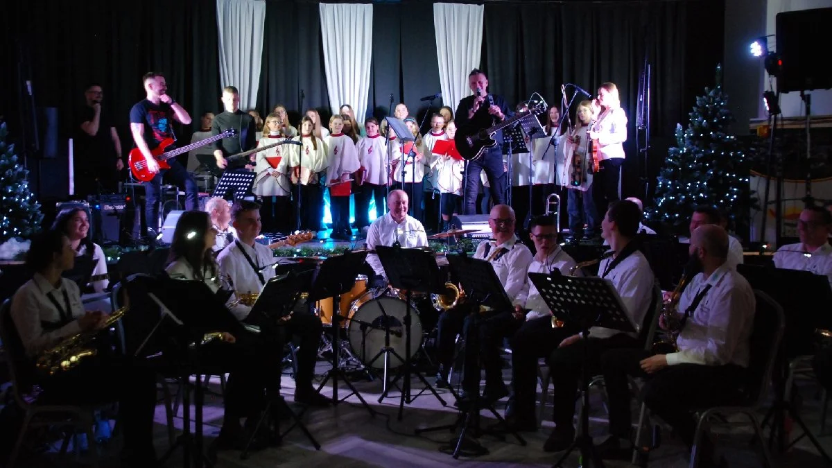 To był ostatni koncert kolęd w Pępowie w 2024 roku. Big Band Pępowo i Schola Nutki po raz drugi spotkały się na scenie - Zdjęcie główne