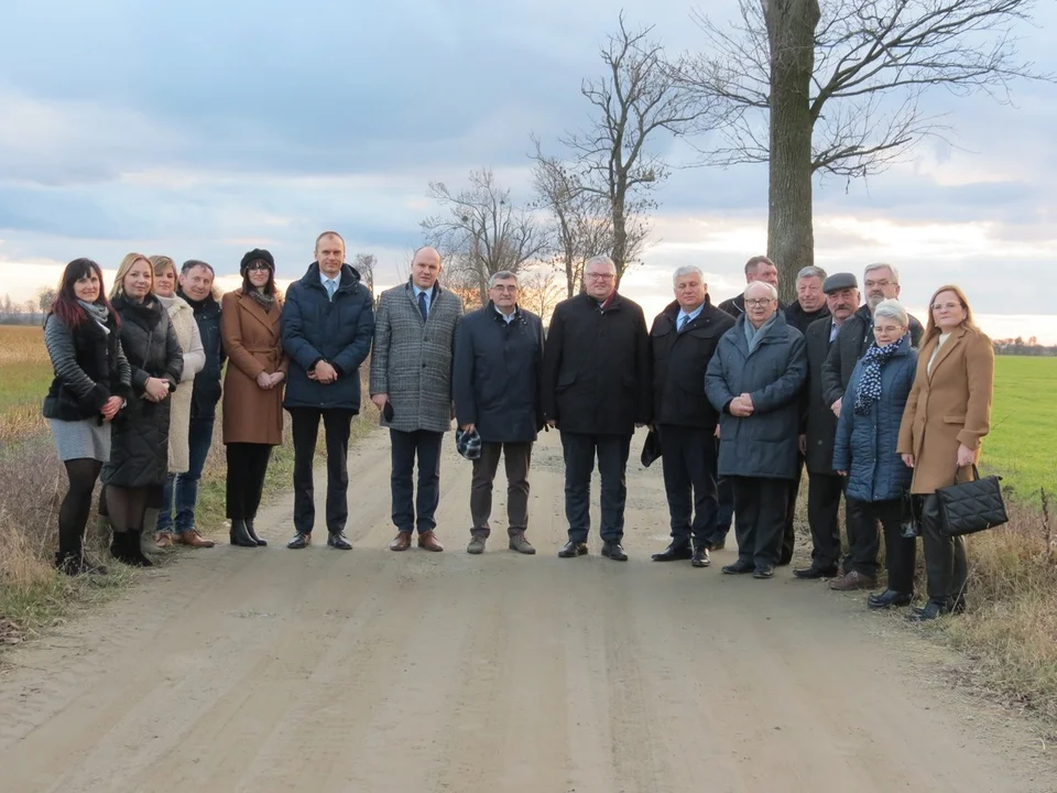 Wicemarszałek i burmistrz obejrzeli drogi gruntowe (ZDJĘCIA) - Zdjęcie główne