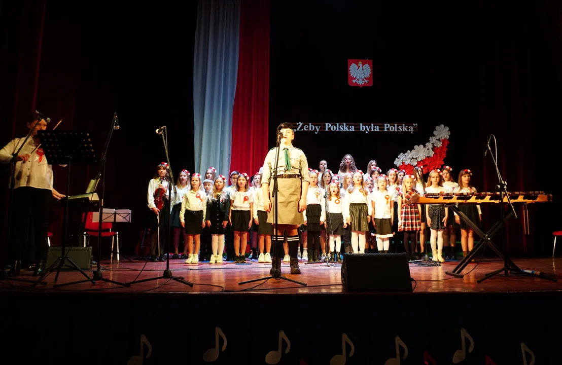 Koncert Piosenki Patriotycznej w Pogorzeli w wykonaniu uczniów podstawówki zrobił furorę [FILM I ZDJĘCIA] - Zdjęcie główne