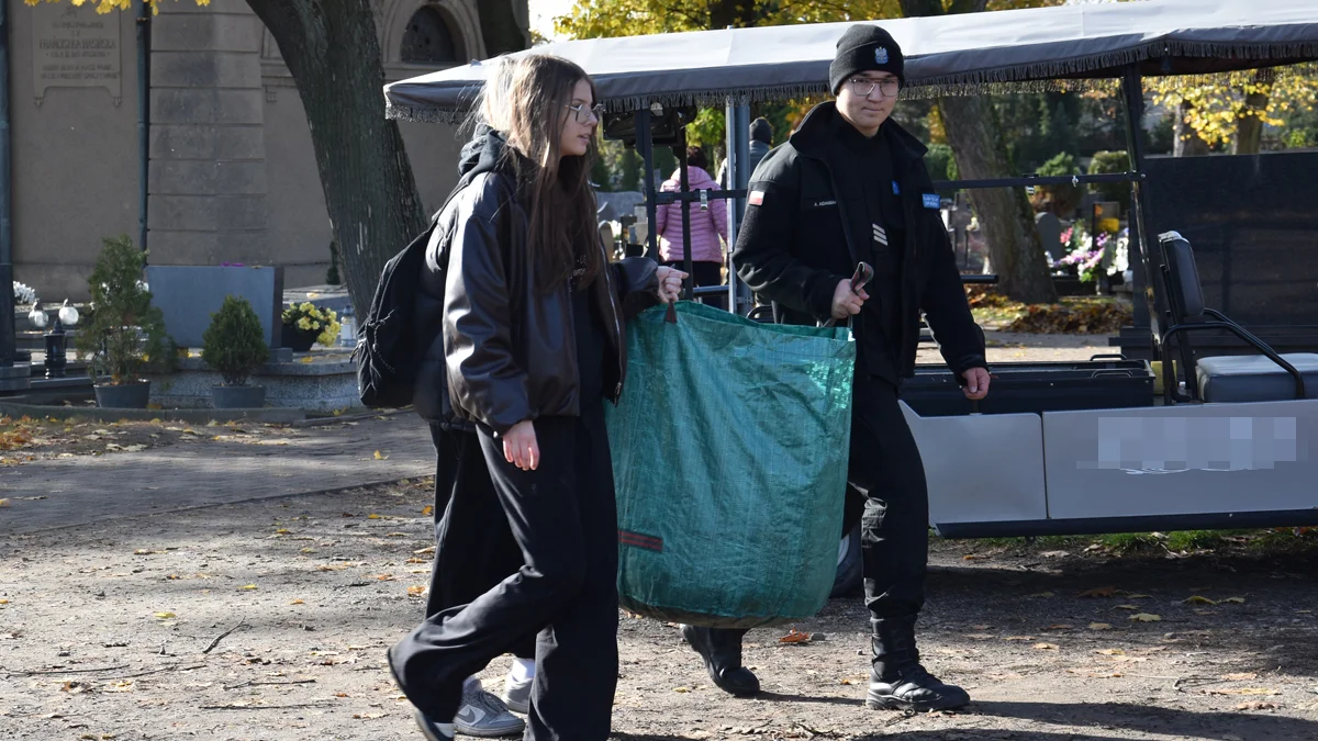 Młodzi mundurowi pomagali przy porządkowaniu grobów na gostyńskim cmentarzu