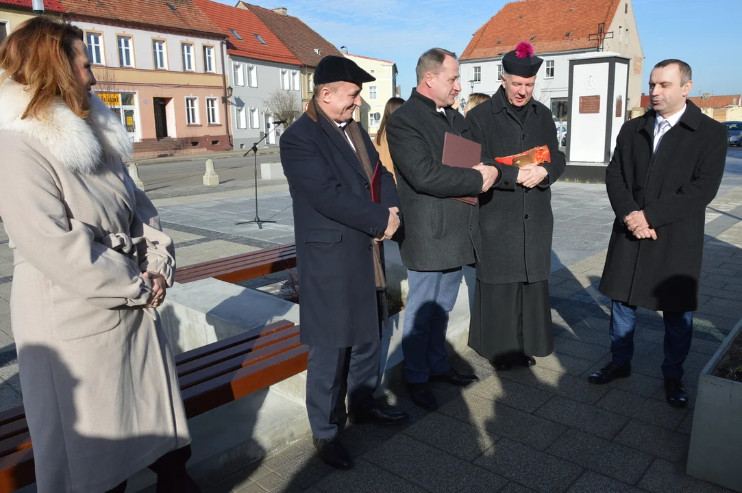 Otwarcie rynku w Jutrosinie z udziałem przedstawicieli samorządów, wojewody i parlamentu