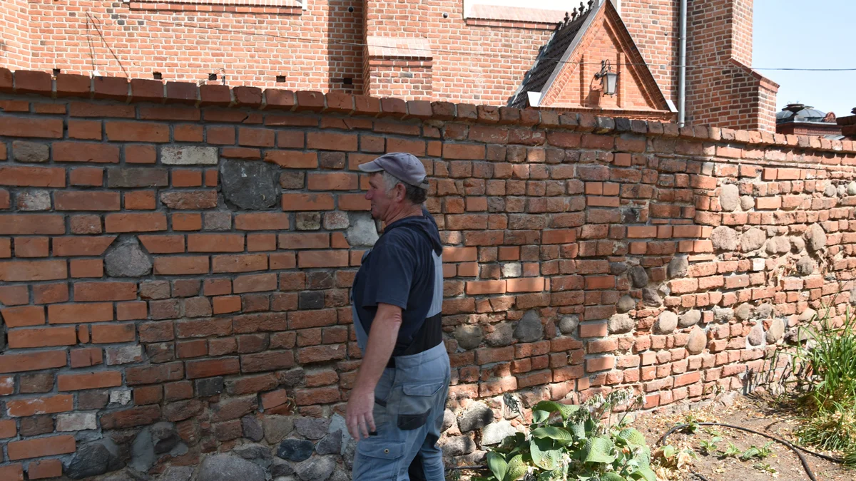 Ogrodzenie przy gostyńskiej farze chyliło się ku upadkowi. Brama szpeciła starością. Wszystko pięknieje - Zdjęcie główne