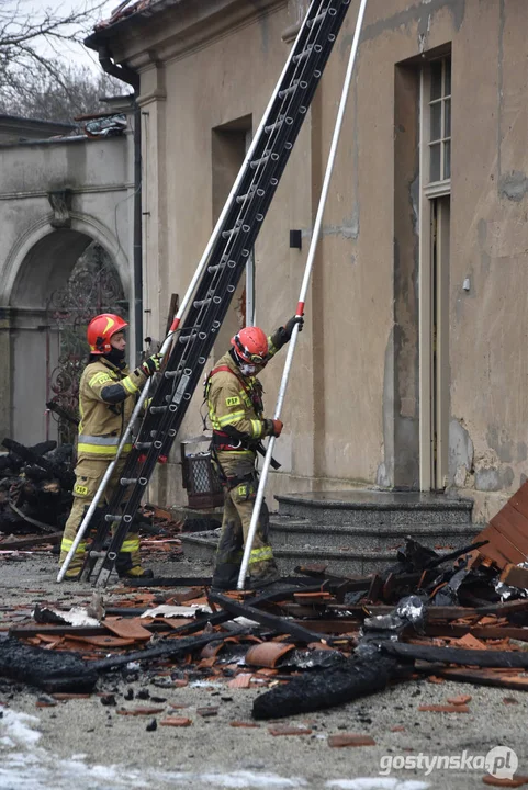 Pożar pałacu w Pępowie. Straż pożarna porządkuje pogorzelisko