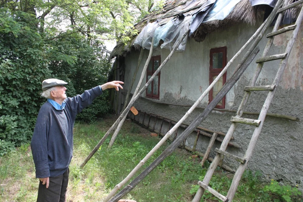 Pan Stanisław ze Starej Kaźmierki będzie miał nowy dach. Trudno uwierzyć, w jakich warunkach mieszka - Zdjęcie główne