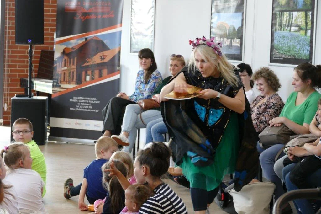Bajanka odwiedziła bibliotekę w Pleszewie. Dzieci bawiły się z Pompikiem i jego rodziną - Zdjęcie główne