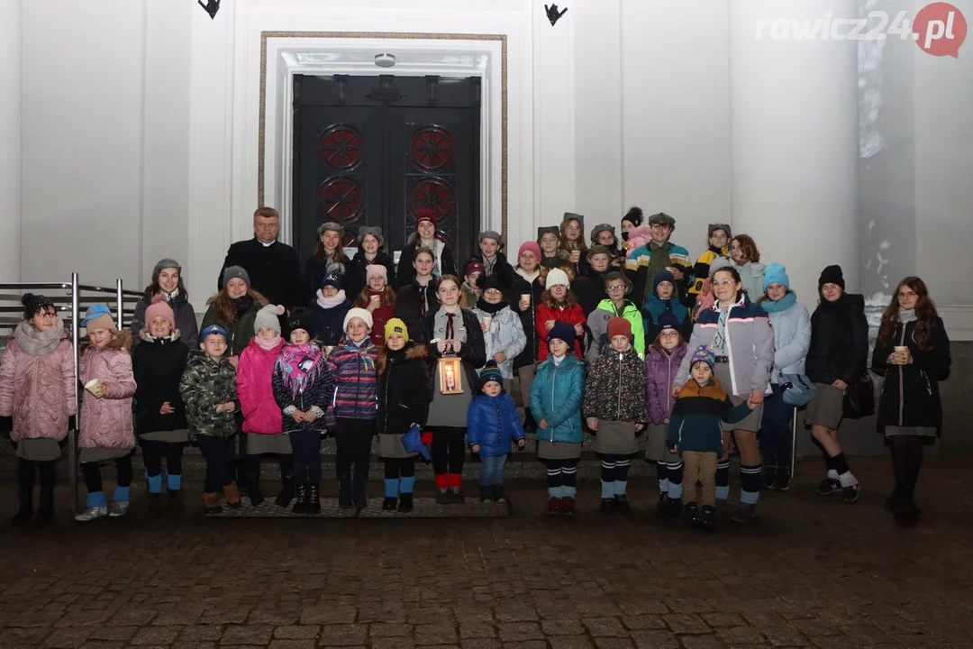 Betlejemskie Światło Pokoju w parafii pw. św. Andrzeja Boboli w Rawiczu