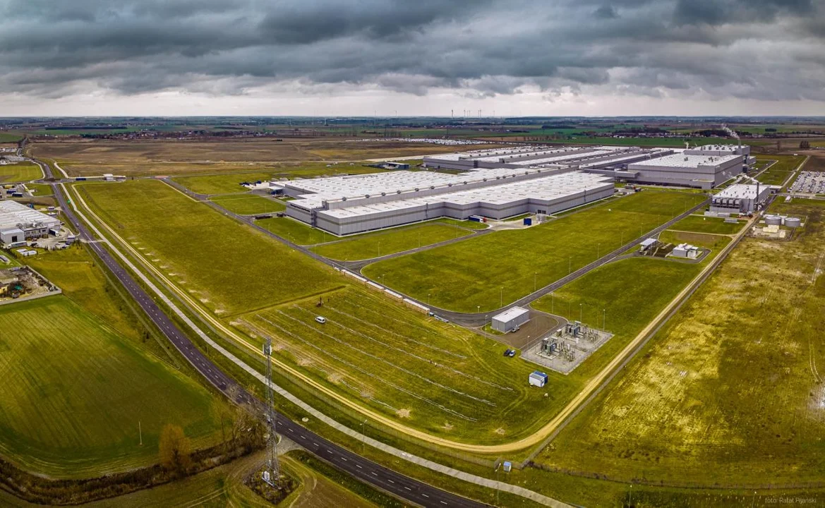 Budowa farmy fotowoltaicznej we Wrześni. Na terenie zakładu Volkswagen Poznań