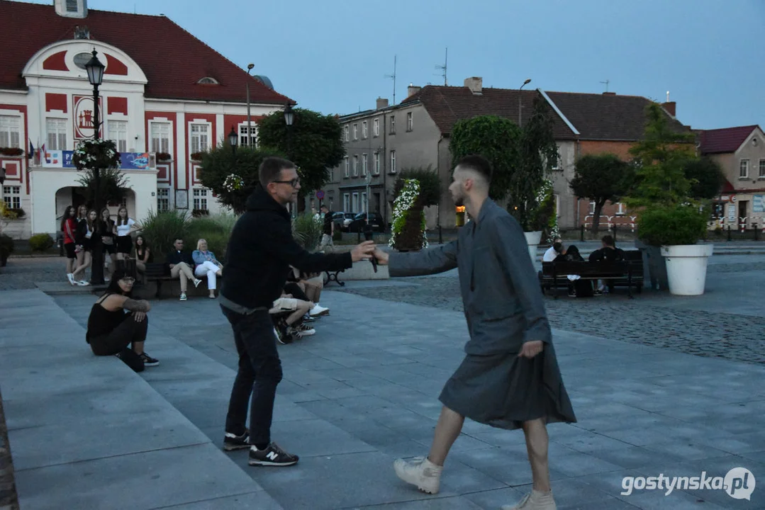 Spektakl teatralny na gostyńskim rynku