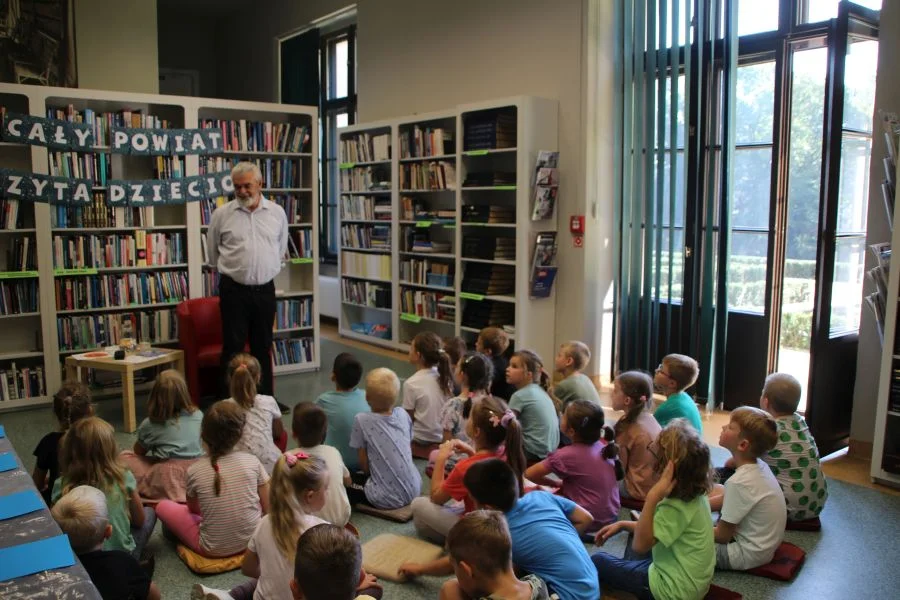 Prezes z Gazety czytał dzieciom w bibliotece w Jarocinie. Akcja "Cały powiat czyta dzieciom"