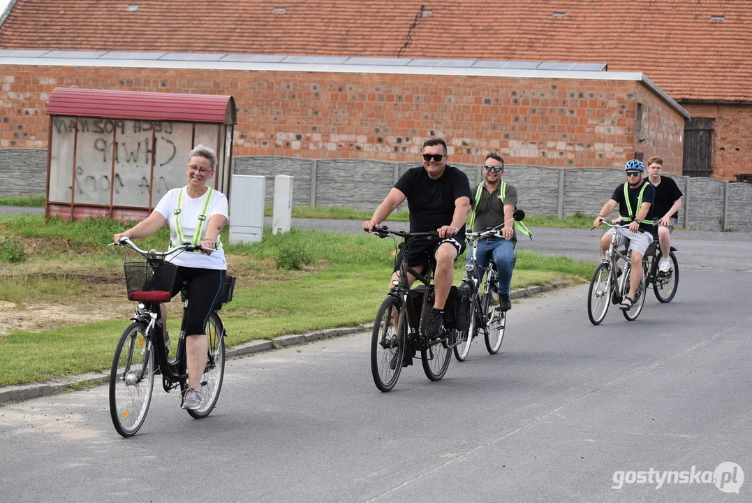 Wyborczy challenge w Piaskach i Pogorzeli. Burmistrz przywiozła wójtowi coś słodkiego