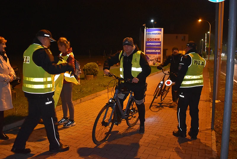 Krotoszyn. Policjanci dawali rowerzystom kamizelki