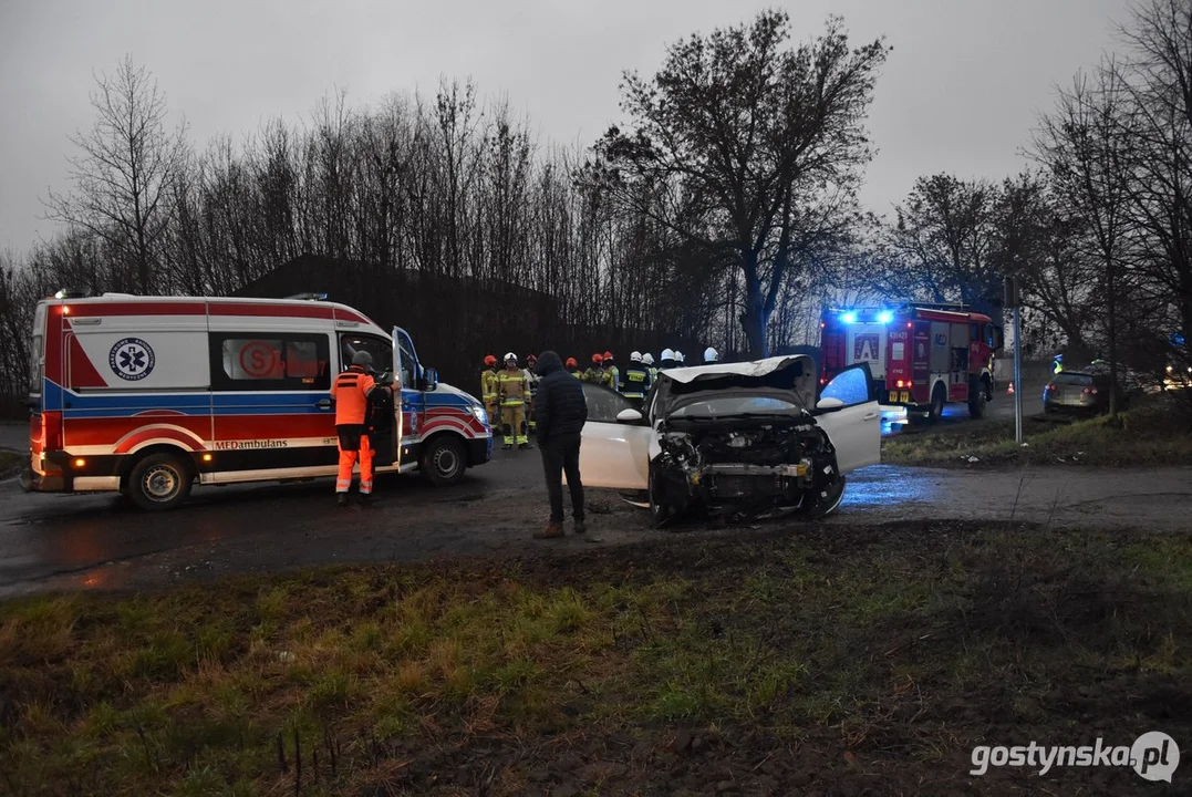 Zderzenie trzech osobówek na trasie Gostyń-Poniec