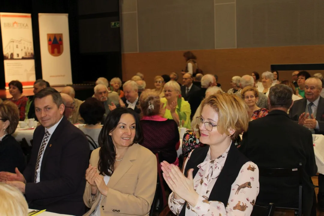 Śniadanie wielkanocne w Jarocinie przygotowane przez Bibliotekę Publiczną oraz Centrum Usług Społecznych