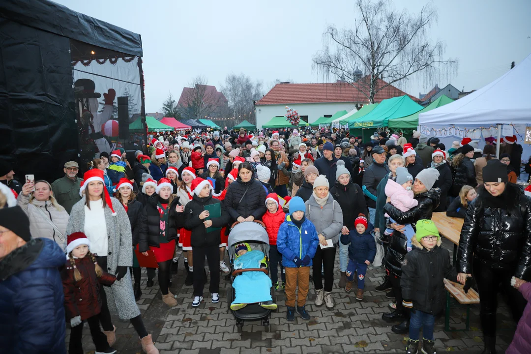 Tłumy na Jarmarku Świątecznym w Kobylinie [ZDJĘCIA] - Zdjęcie główne