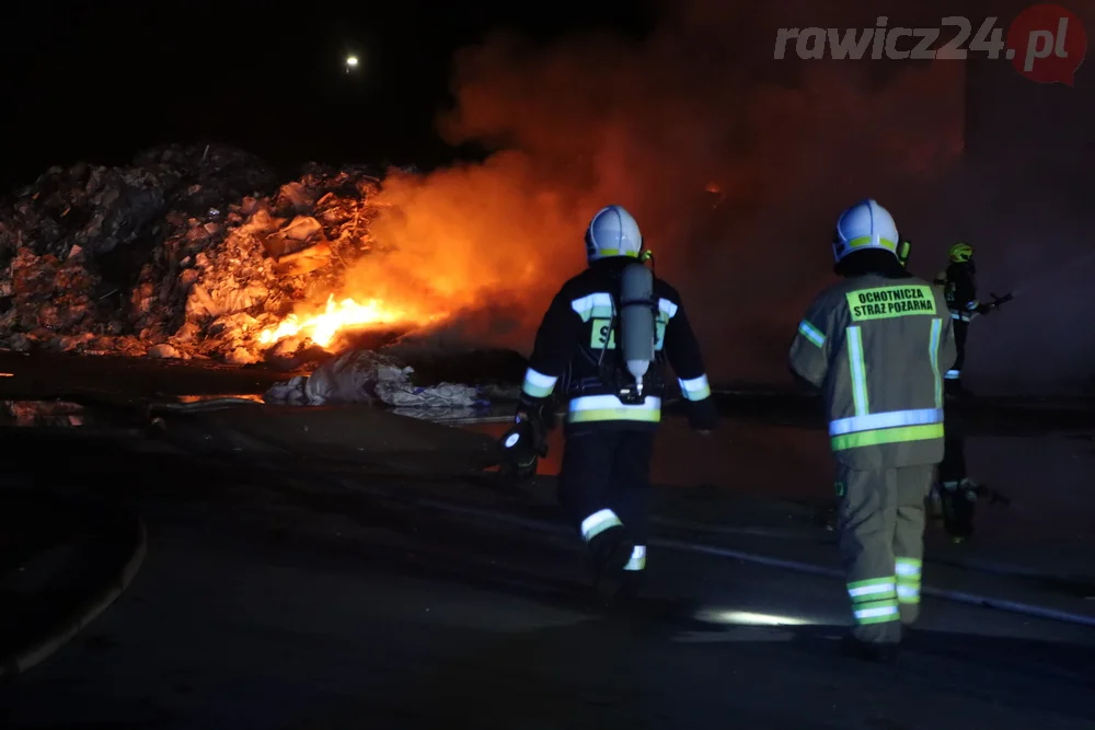 Pożar odpadów na terenie jednej z rawickich firm