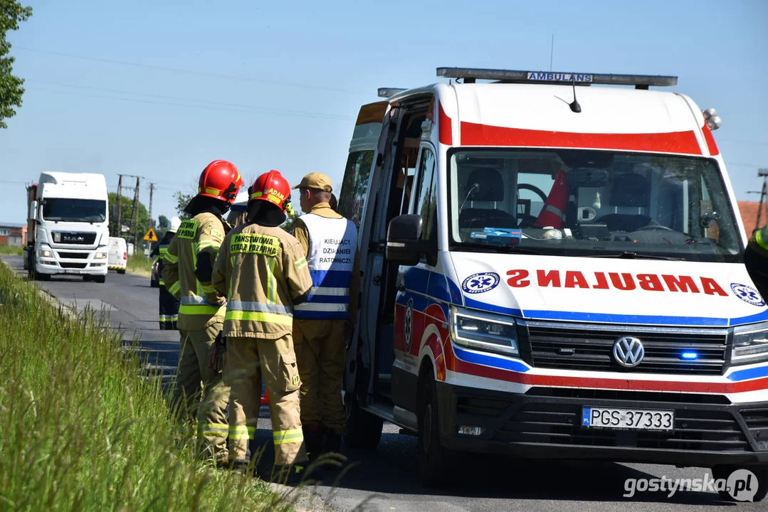 Kolizja na drodze powiatowej w Lipiu (gm. Piaski). Przewrócony samochód w polu