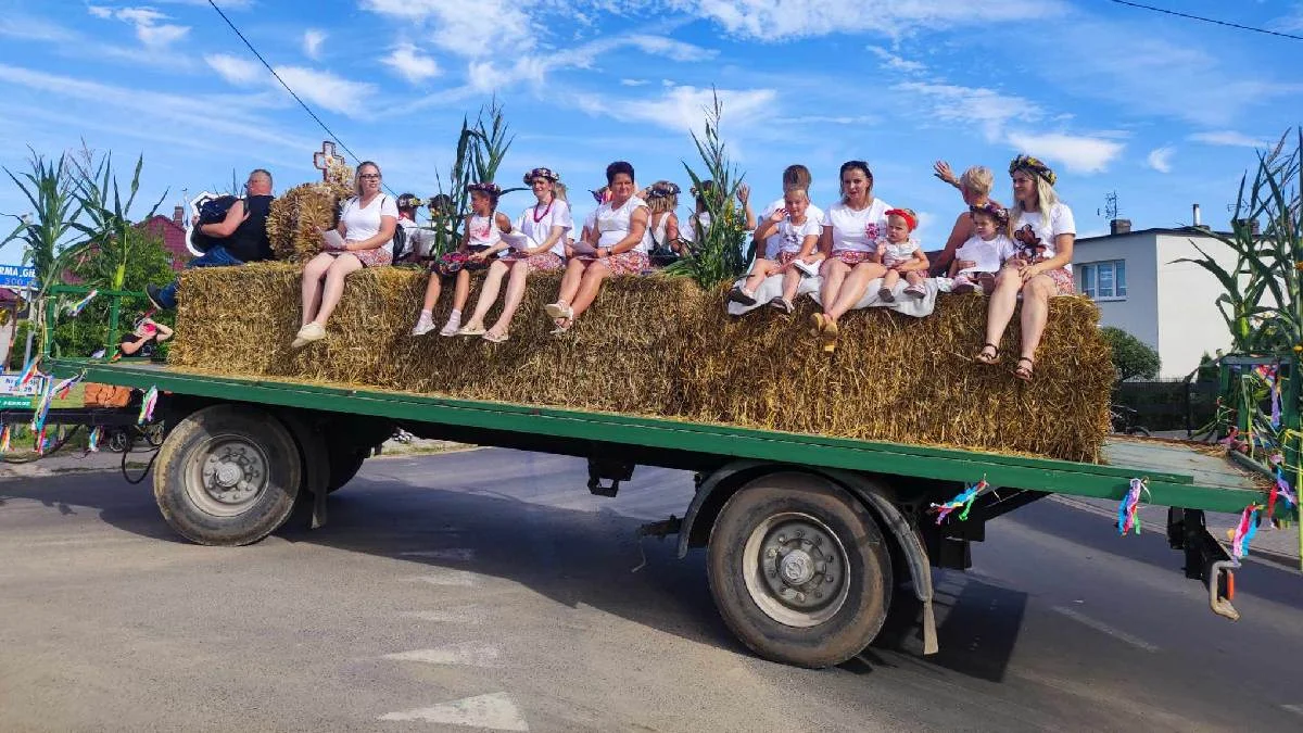 Dożynki w Dzięczynie. Od lat świętują na staropolską modłę - Zdjęcie główne