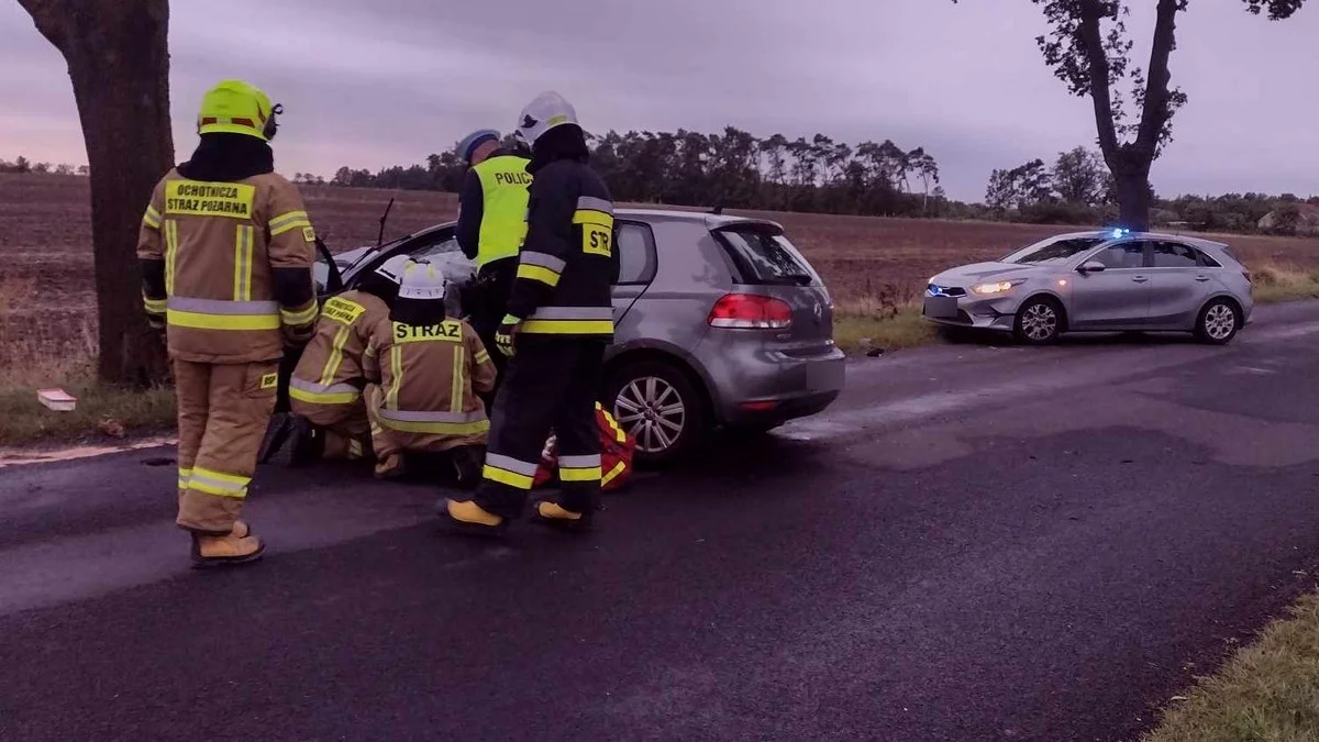 Kierowca volkswagena uderzył w dwa drzewa pod Tarchalinem