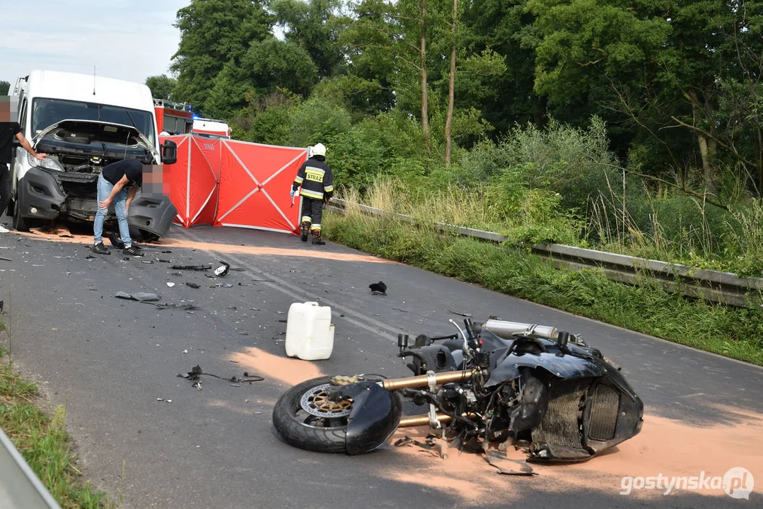 Czołowe zderzenie motocykla z dostawczym busem na trasie Karzec - Pudliszki