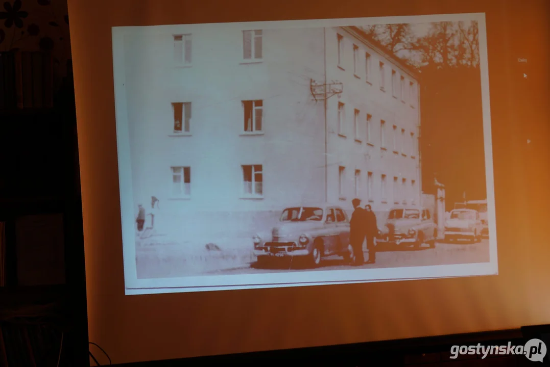 Miłośnicy starych fotografii w pogorzelskiej bibliotece