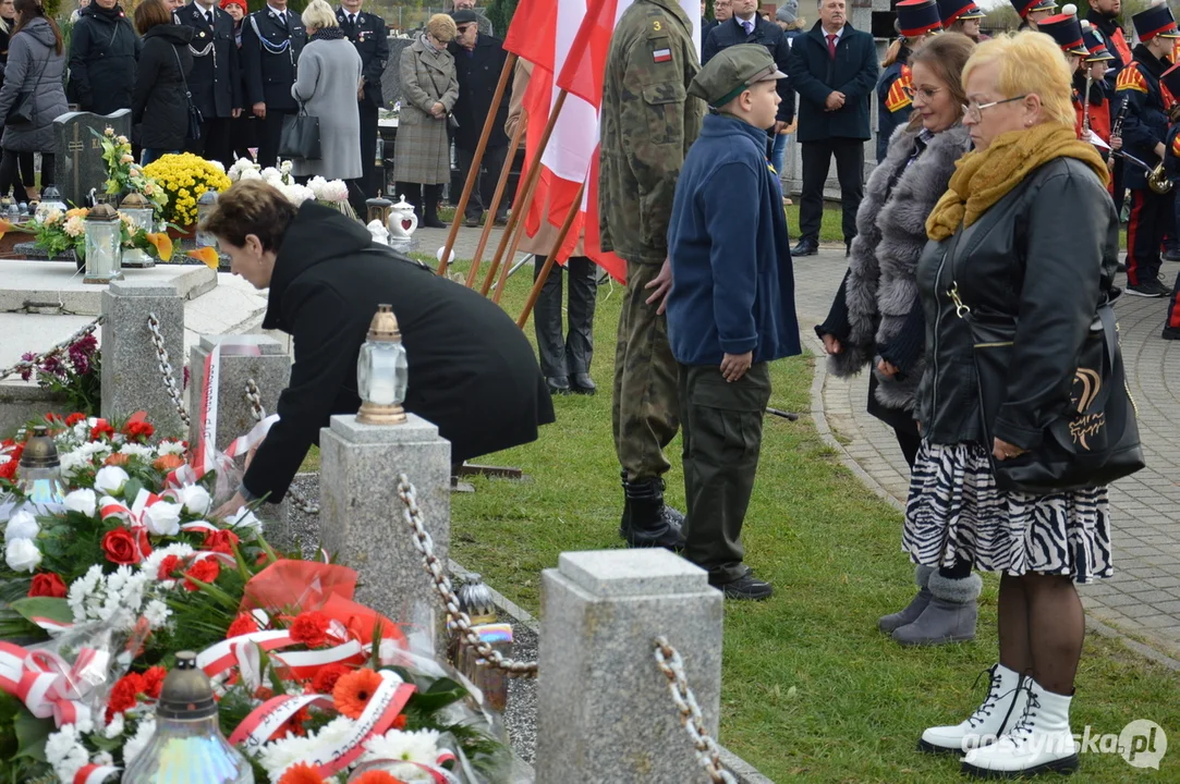 Przemarsz i uroczystości na cmentarzu w dniu 11 listopada w Krobi