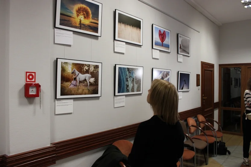 Otwarcie wystawy „Rok 2022 w obiektywach polskich fotografek” w pleszewskim ratuszu