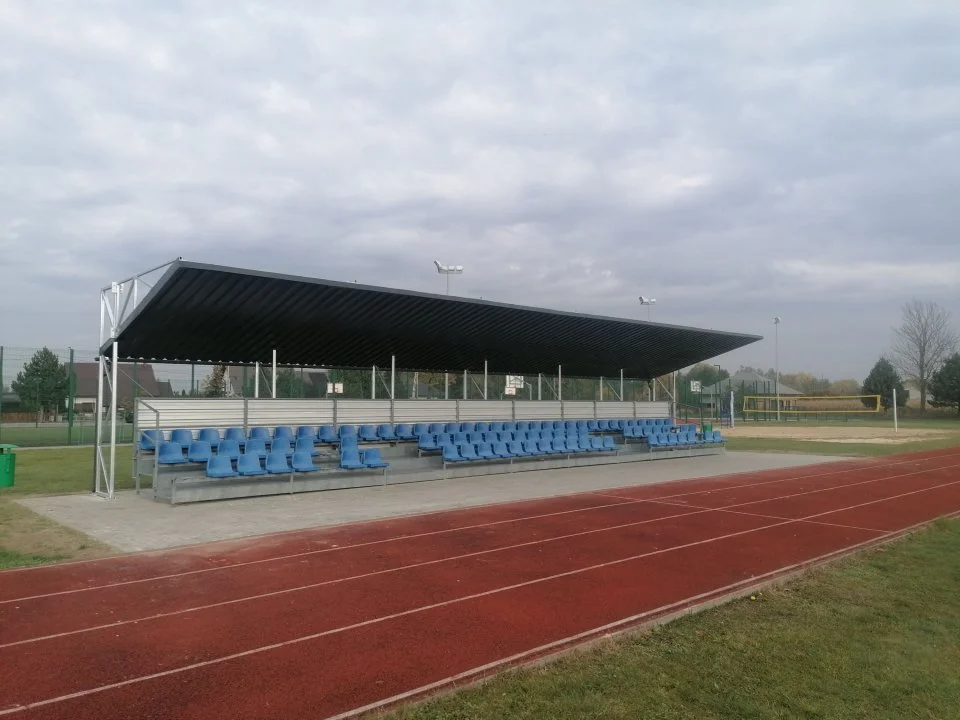 Nowe zadaszenie trybun i piłkochwyty na boisku w Choczu