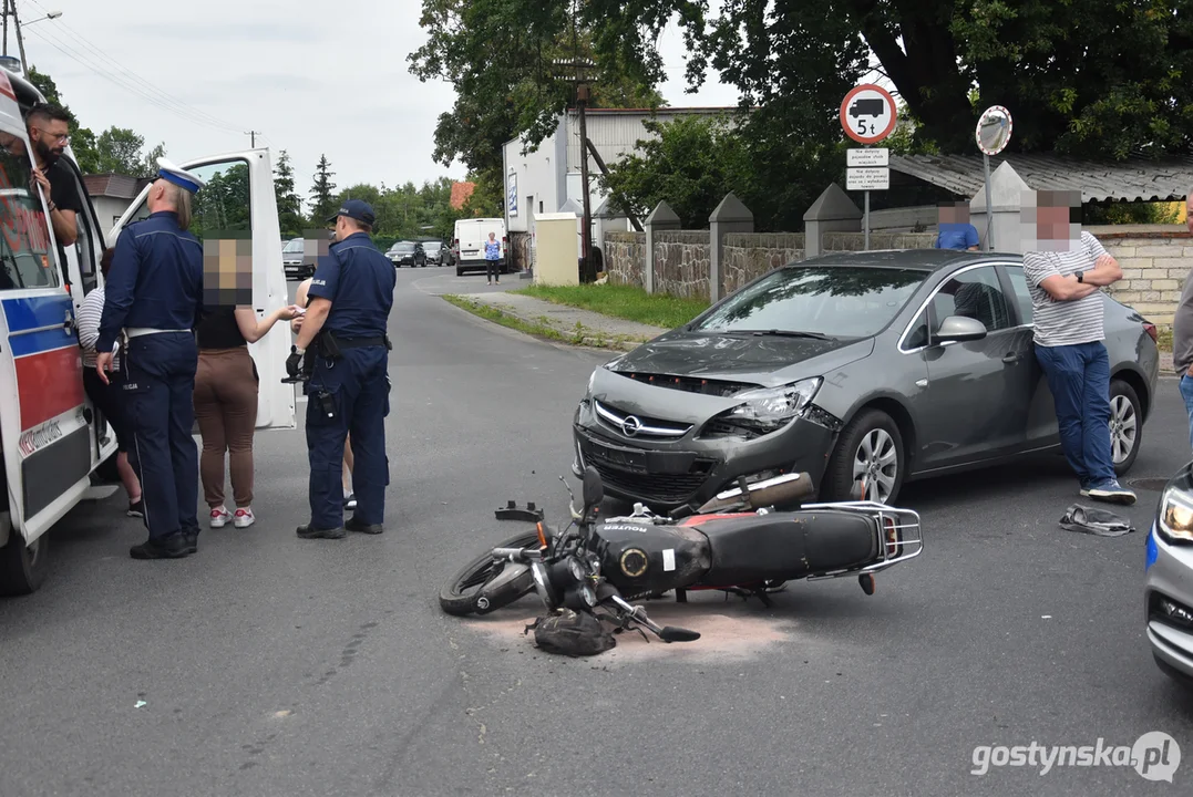 Zderzenie motoroweru z samochodem w Karolewie