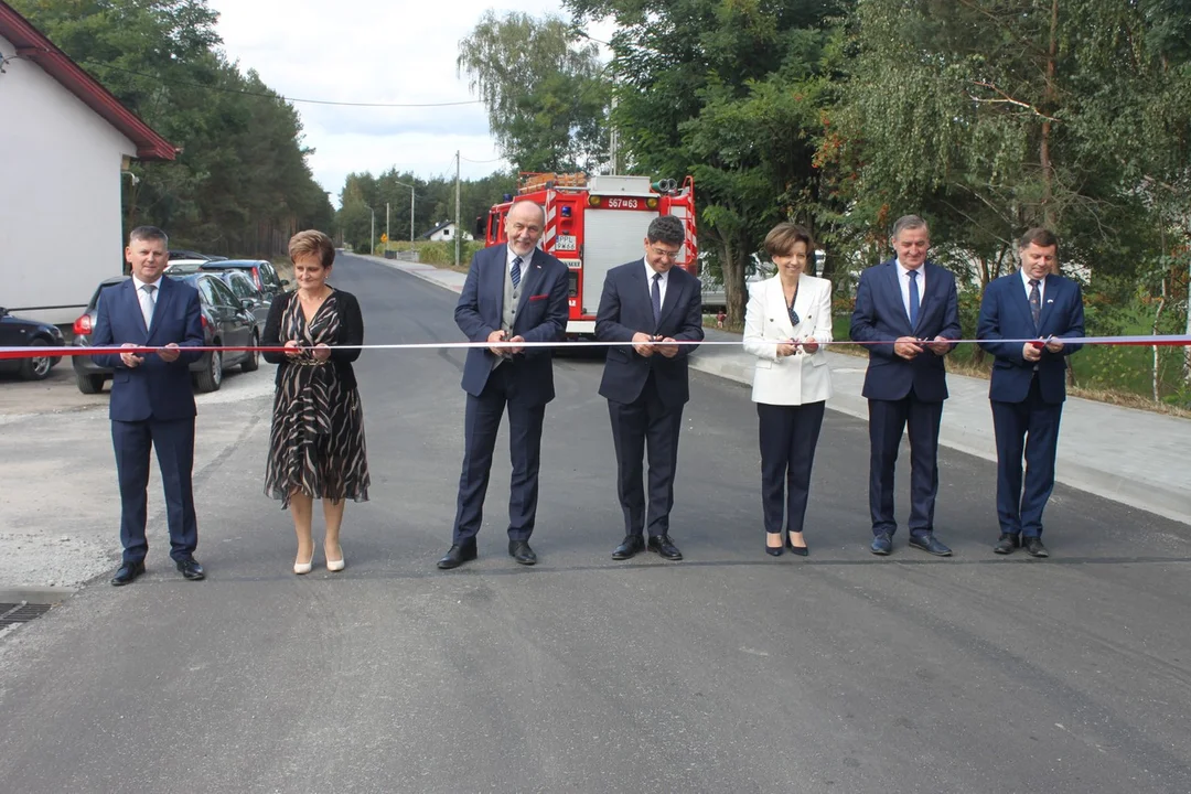 Minister Marlena Maląg otworzyła drogę Białobłoty-Orlina Duża. Towarzyszyli jej posłowie i samorządowcy