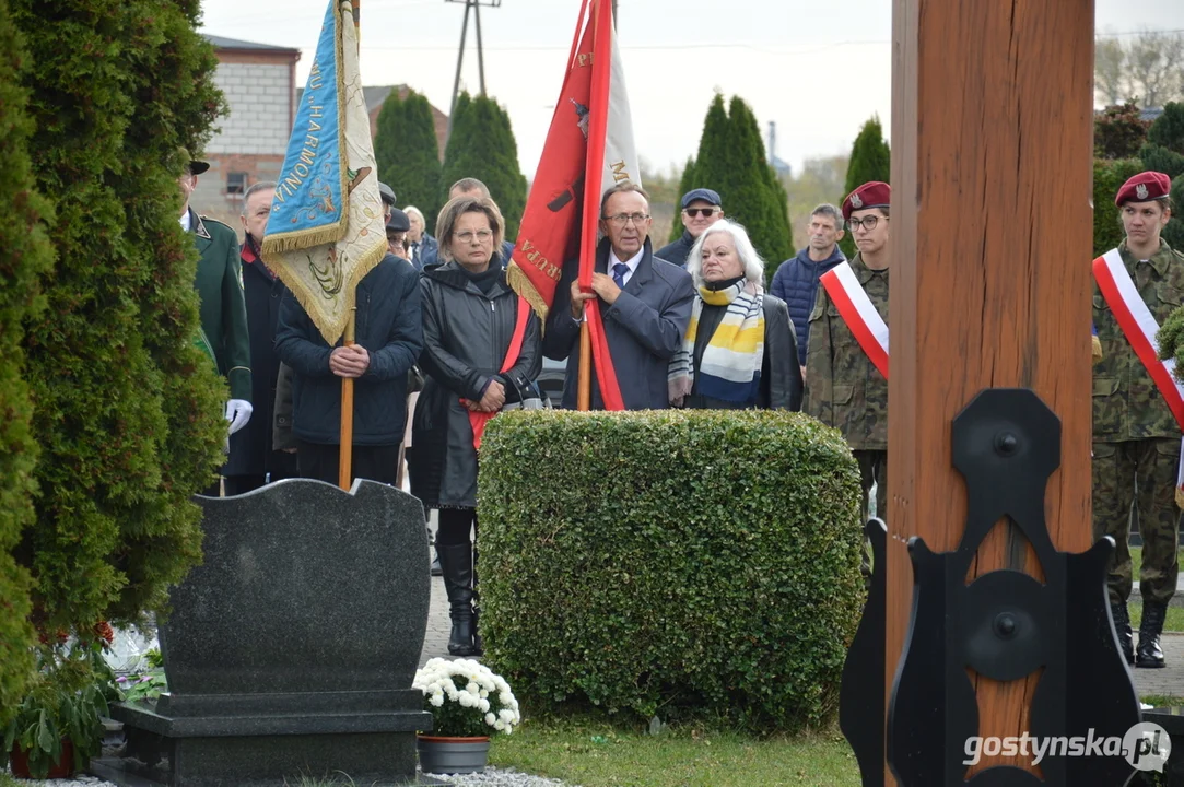 Przemarsz i uroczystości na cmentarzu w dniu 11 listopada w Krobi