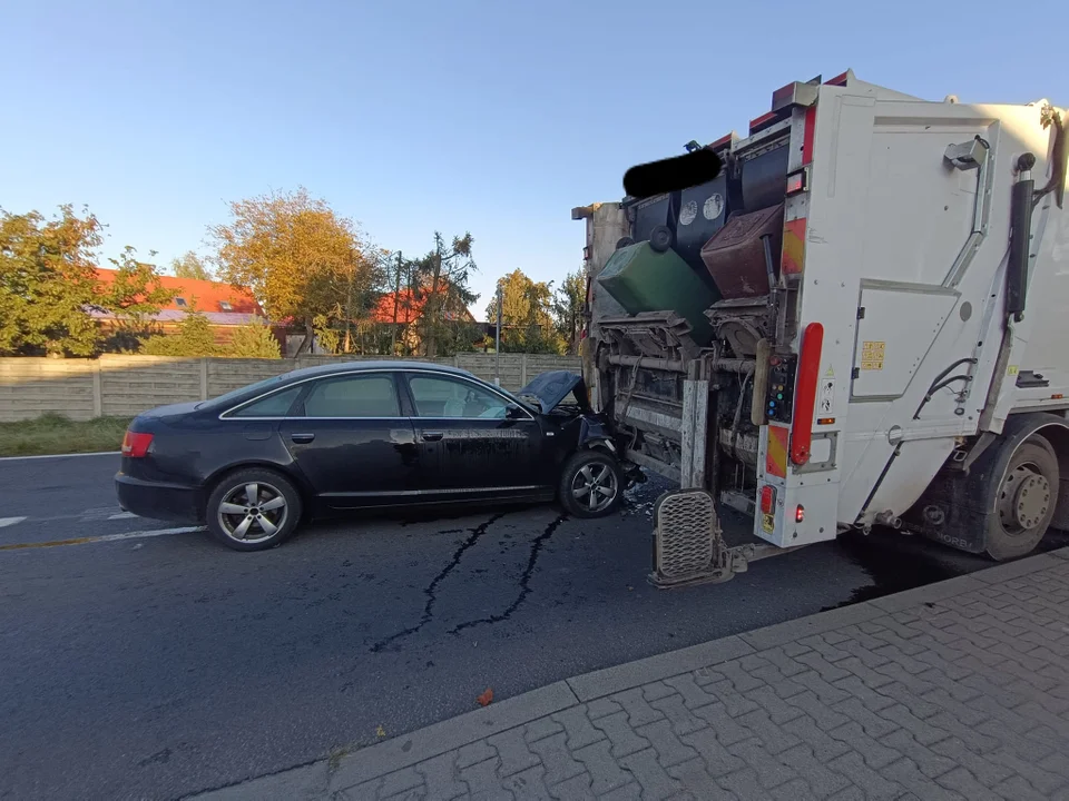 Dziadkowo. Audi uderzyło w śmieciarkę