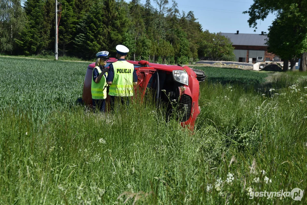 Kolizja na drodze powiatowej w Lipiu (gm. Piaski). Przewrócony samochód w polu