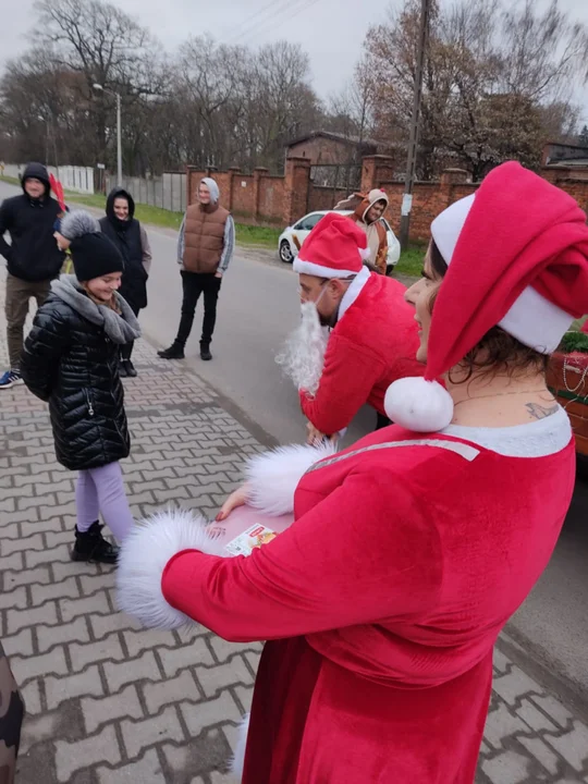 Do Kosowa Święty Mikołaj przyjechał bryką z reniferami-kucami