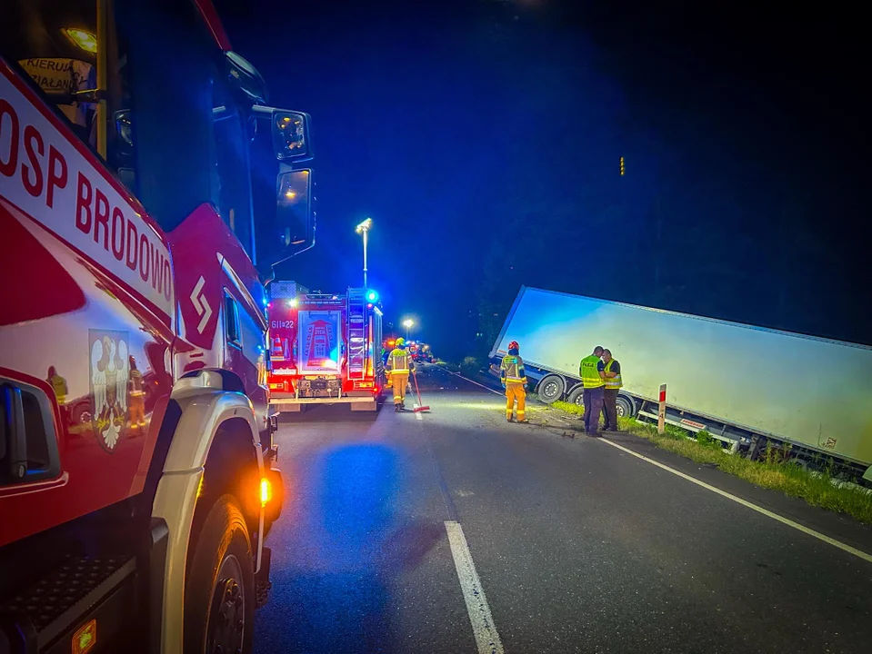 Zderzenie ciężarówki i auta osobowego na DK 11 w Miąskowie [AKTUALIZACJE] - Zdjęcie główne