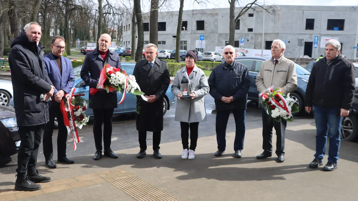 Złożyli kwiaty i zapalili znicze. Upamiętnili Polaków wysiedlonych z Kresów Wschodnich [ZDJĘCIA] - Zdjęcie główne