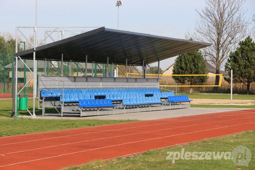 Nowe zadaszenie trybun i piłkochwyty na boisku w Choczu