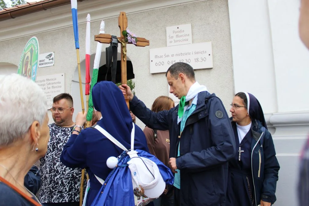 Grupa biało-zielona w drodze z Jarocina na Jasną Górę