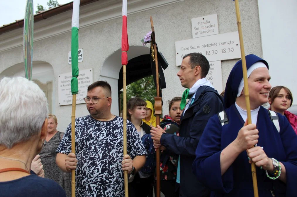 Grupa biało-zielona w drodze z Jarocina na Jasną Górę