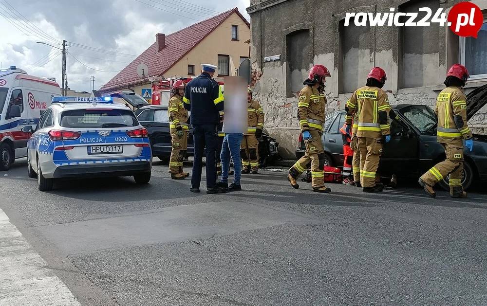 Zderzenie dwóch aut osobowych na skrzyżowaniu ul. Przyjemskiego i Rolniczej w Rawiczu