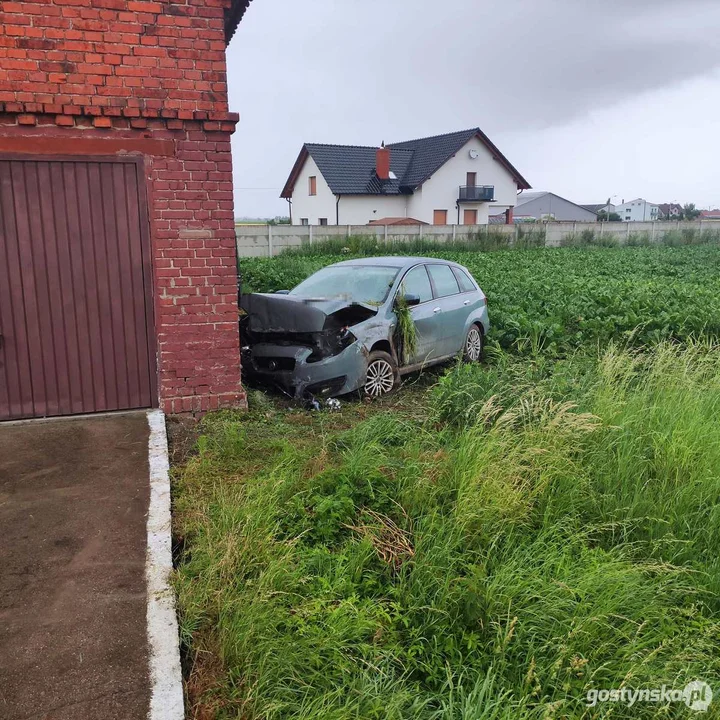 Zderzenie samochodu z budynkiem w Strzelcach Wielkich